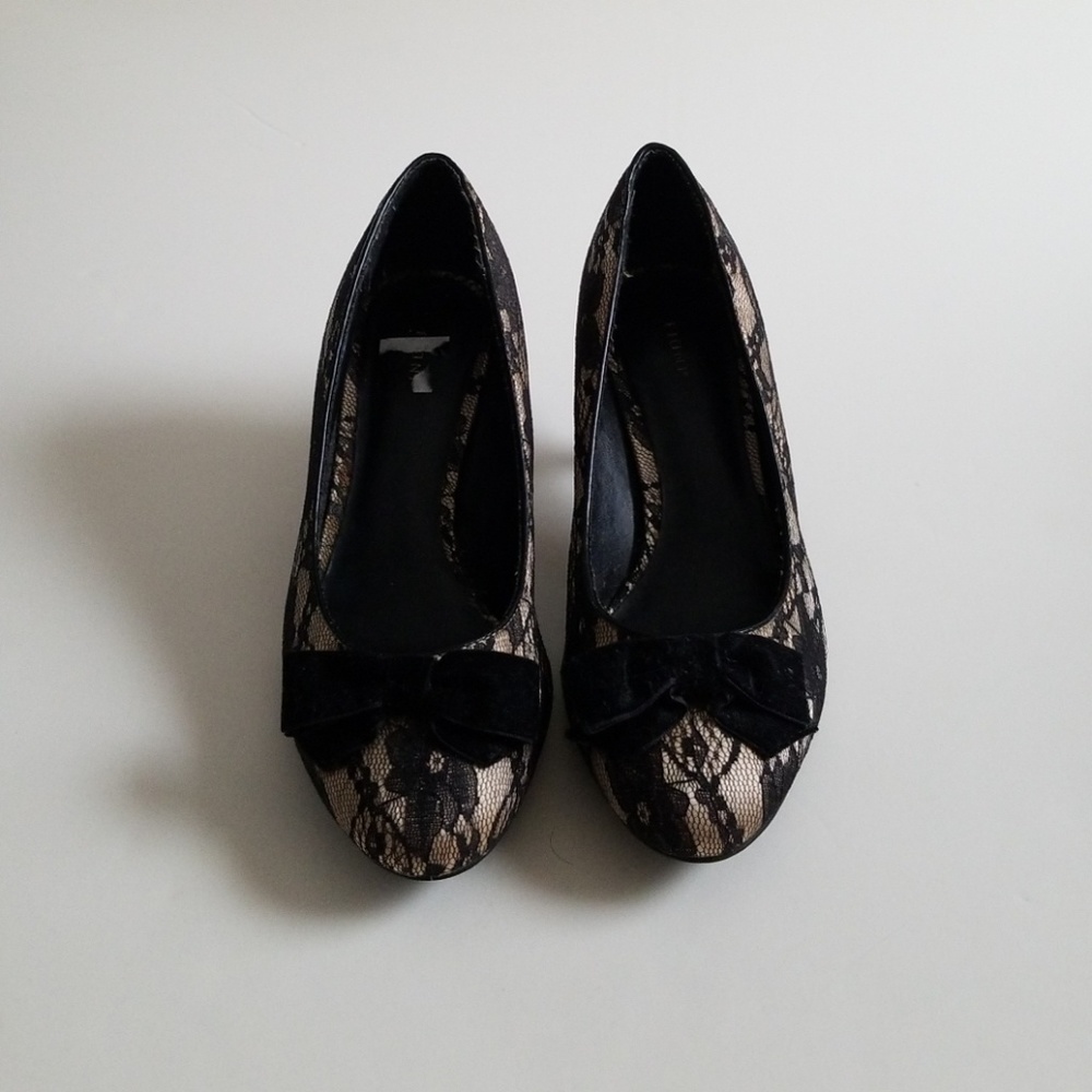 Preloved lacey with bow high heel sz 7 1/2